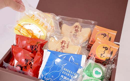 釧路を代表する銘菓 松屋の和菓子＆クランツの洋菓子詰合せ 霧の街セット12個入り 菓子 スイーツ ケーキ クッキー ロールケーキ ブラウニー セット 詰め合わせ あいちょう F4F-8519