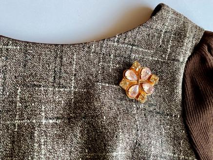 大粒スワロフスキー®クリスタルのスクエアブローチ(ピンク系デライト)