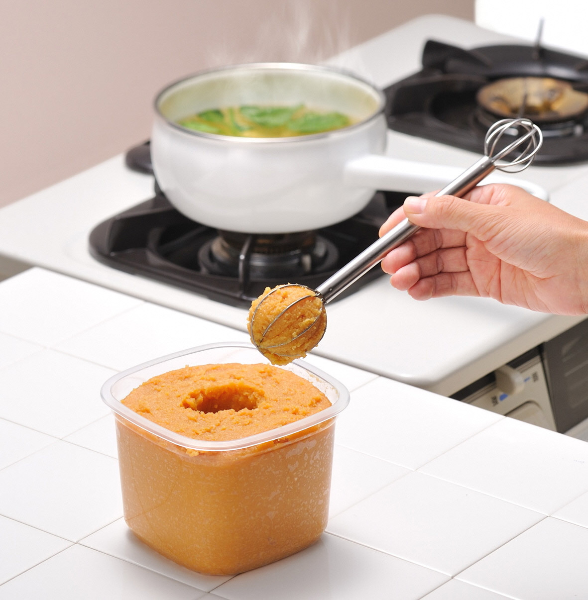 お味噌に差して、くるっと回すとお味噌をカンタンに計量できます。
大きい玉は大さじ２、小さい玉は大さじ１が計量できます。