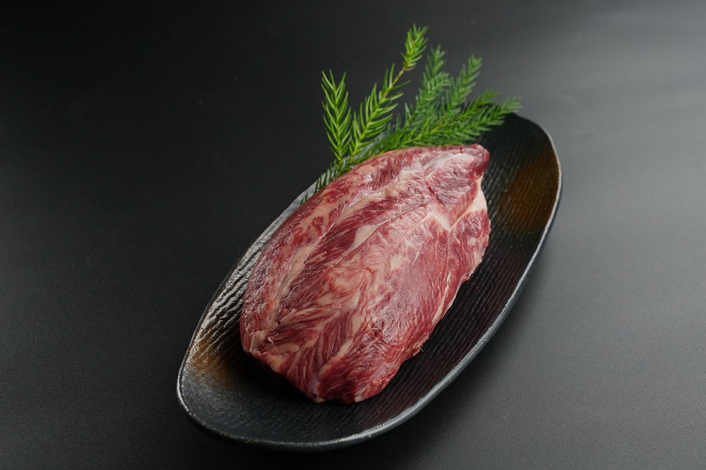 奥出雲和牛のスネ、ネックをひき肉にしました。旨みがたっぷりと詰まっています。