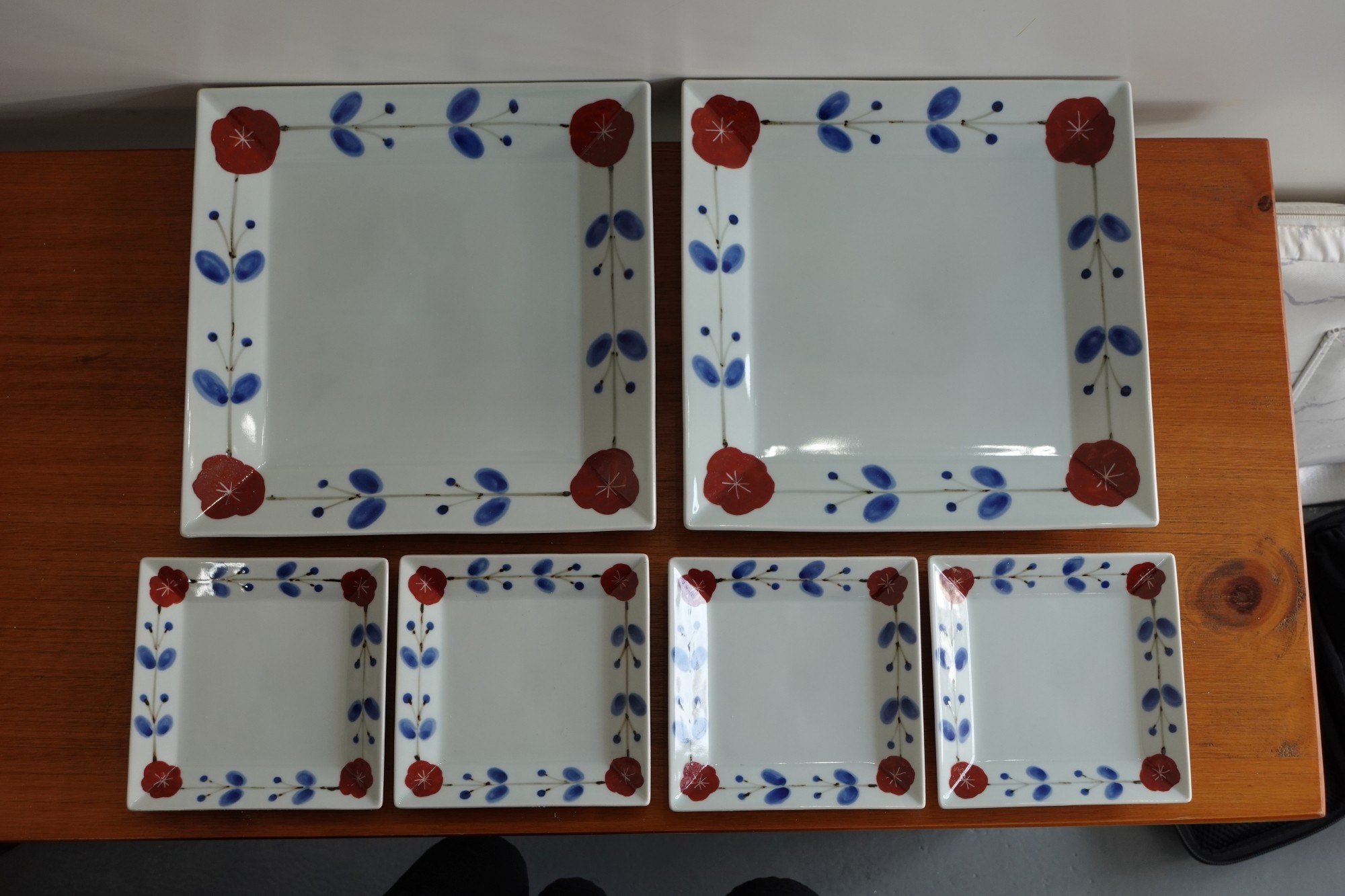 
                  【セット】カネアオ 有田焼 染錦さび花つなぎスクエアプレート (L)×2枚・(S)×4枚 皓洋窯
                