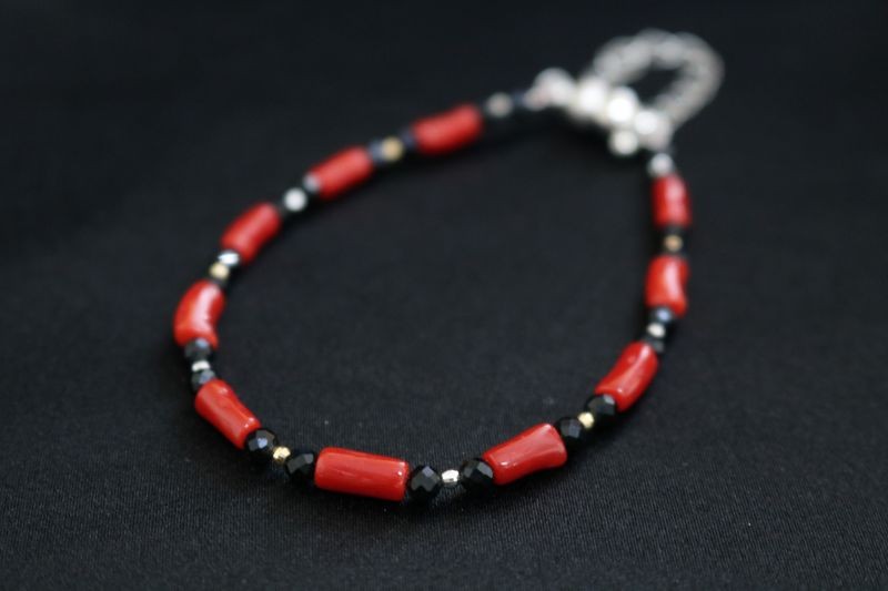 
                  赤珊瑚 オニキス K18WGのデザインブレスレット | アクセサリー ブレスレット ジュエリー 珊瑚 赤珊瑚 宝石 サンゴ プレゼント クリスマス バレンタイン カジュアル レディース 贈答用 人気 高価 高級 おすすめ ふるさと納税サンゴ ふるさと納税ネックレス 高知県 室戸市
                