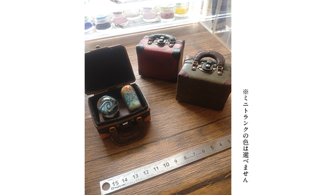 旅する絵画（タイプGM＋） とんぼ玉 2個セット (収納用ミニトランク 1個) 手作業 てのひらサイズ 小さなトランク ミニトランク 美しい コンパクト ミニチュア アート ギフト Beans Roo