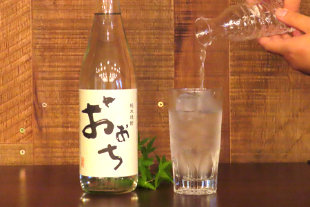 万齢 特別純米超辛口 純米焼酎おおち 720ml各一本(合計2本) 超辛口なのに旨味を表現 常温ぬる燗熱燗 ほのかな吟醸香と豊潤な味わい 三段仕込みの中厚蒸留仕込み 