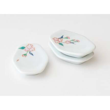 有田焼 桜花文様 箸置き 3個組【肥前赤絵窯元 鷹巣】手描き 白磁 陶磁器 伝統工芸 伝統柄 桜 さくら sakura ピンク A12-151_イメージ3