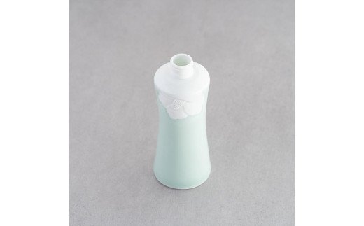 【伊万里焼】青磁椿彫りスレンダー 化粧水ボトル【花しずく】 023-H808