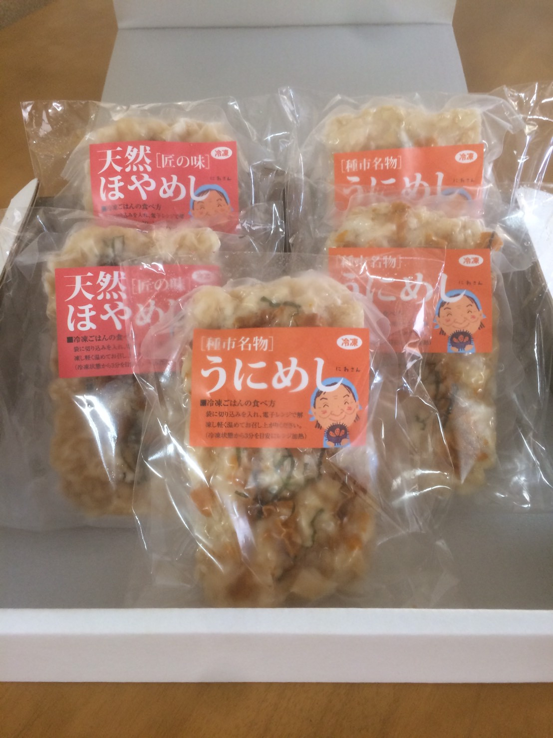 うにめし 200ｇ×3個、天然ほやめし 200ｇ×2個のセットです