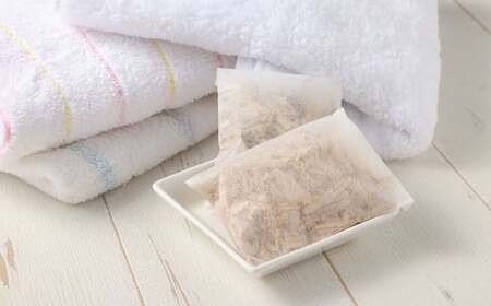 国産木材で作ったはがき､しおり､チップ松山城（現存12天守）セット はがき×1枚,しおり×1枚,チップ30g（15g×2個） ハガキ 葉書 シオリ 栞 ヒノキチップ クロモジチップ（619）