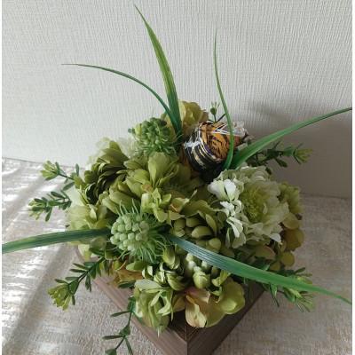 ふるさと納税 岸和田市 桐BOXのアーティフィシャルフラワーアレンジと華姫(R)コデマリブローチ付き |  | 01