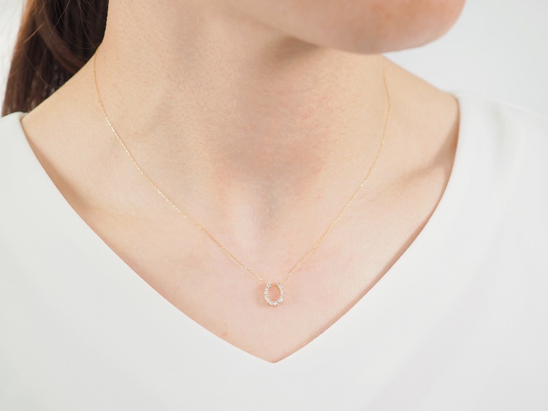 K18YG 0.15ct馬蹄モチーフダイヤモンドペンダント　P2756-L