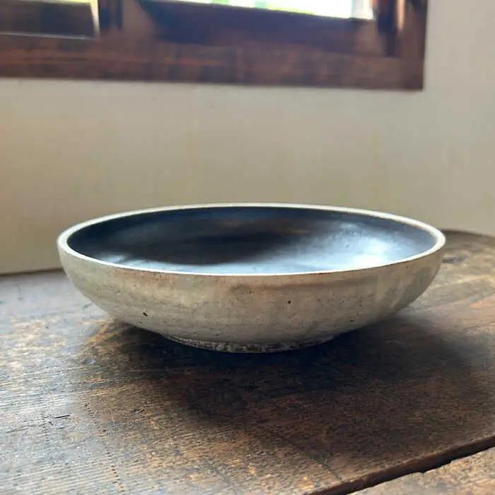 【受注生産】 中黒八寸鉢 ペア アイボリー + 黒釉 糸島市 / うつわと手仕事の店 研 器 陶器 食器 クラフト 手作り [ARD038]