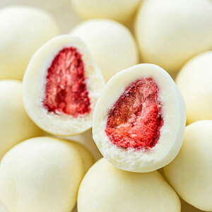 フリーズドライ苺チョコ 900g 300gx3袋 4月～10月発送 チョコレート チョコ スイーツ お菓子 おかし いちご ホワイトチョコ ギフト プレゼント 兵庫県 伊丹市