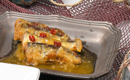 【飛魚の美味しさそのまんま！】平戸あご缶セット（醤油煮・南蛮漬け）6缶 平戸市 / 平戸観光協会[KAC203]
