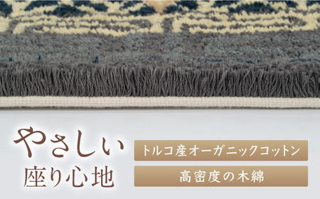 ＜手刺繍＞牡丹唐草七宝縁二重雷文/灰白地墨 約90×180cm 佐賀県/株式会社鍋島緞通吉島家 [41AAAM059]