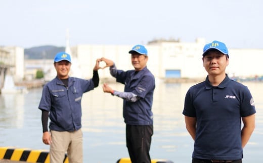 佐賀玄海漁協の省吾係長（右）おまかせセットです。　後ろ二人は上司の2人です。佐賀県のいじめ撲滅に応援いただいてのオリジナルセット