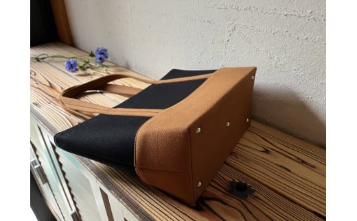 【 AKIRA オリジナル】【 マツコの知らない世界 で紹介されました！】 中型レディストートバッグ ショルダータイプ 黒×茶色 【2025年7月以降順次発送】 軽量 軽い 日本製 キャンバス 帆布 