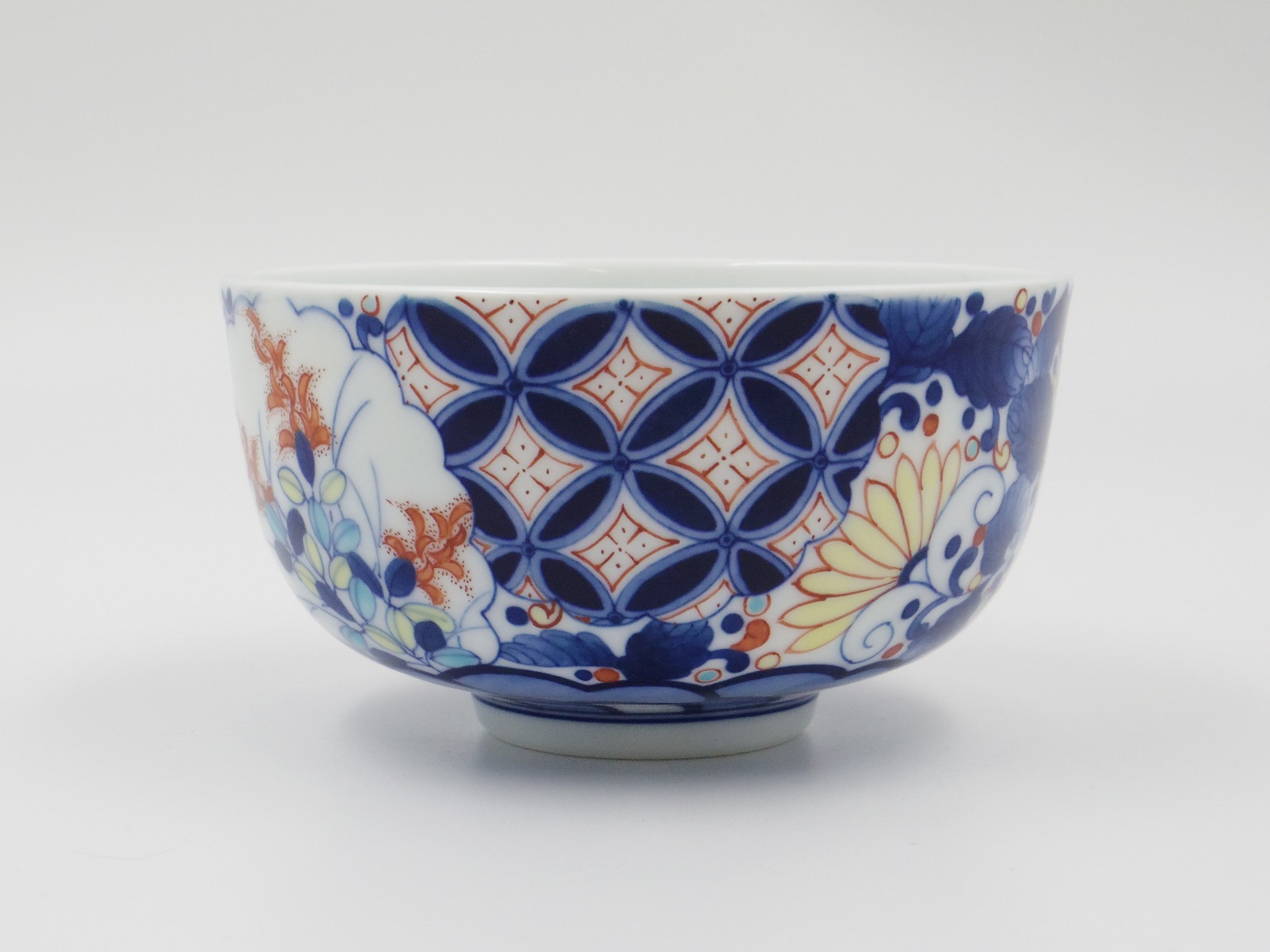 【伊万里焼】「色鍋島丸に唐花文小丼」色鍋島・伊万里・鍋島・磁器・市川光山窯 H997