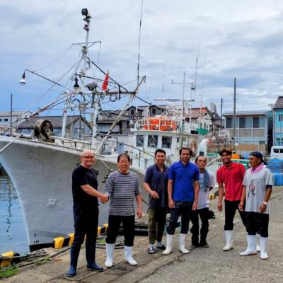 ふるさと納税 魚津市 【冷凍品】 自社漁船直送!魚卸問屋のベニズワイガニ　600g級×2杯 |  | 01