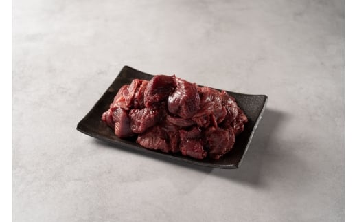 四国カルストの麓で育った鹿肉ぶつ切り（500g×2P）　ジビエ お手軽 おつまみ 鹿 シカ 獣 贈答 切り落とし 切落し