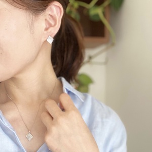 [MADE IN KOFU] K18PG シルキータッチテニスチェーン［ひし形］ピアス 1.0ct TI-1157