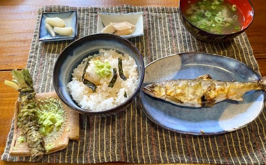 匹見町特産の「谷わさび」や、２年連続水質日本一に輝いた「高津川水系」の「鮎塩焼き」など、益田市自慢の味を提供。