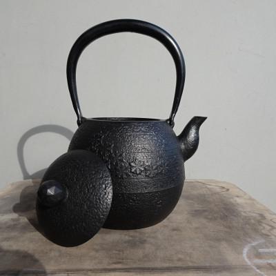 ふるさと納税 奥州市 南部鉄器 鉄瓶 六花 1.0L【村上 怜 作】[Y0128] |  | 01