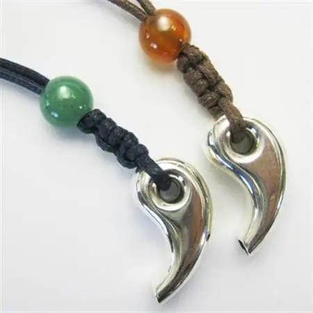 勾玉銀の笛　天然石ビーズ付き　大きめサイズ(約23mm)_ペンダント 彫金 シルバー アクセサリー ホイッスル 防災 防災グッズ 非常用 防災用品_【1200437】