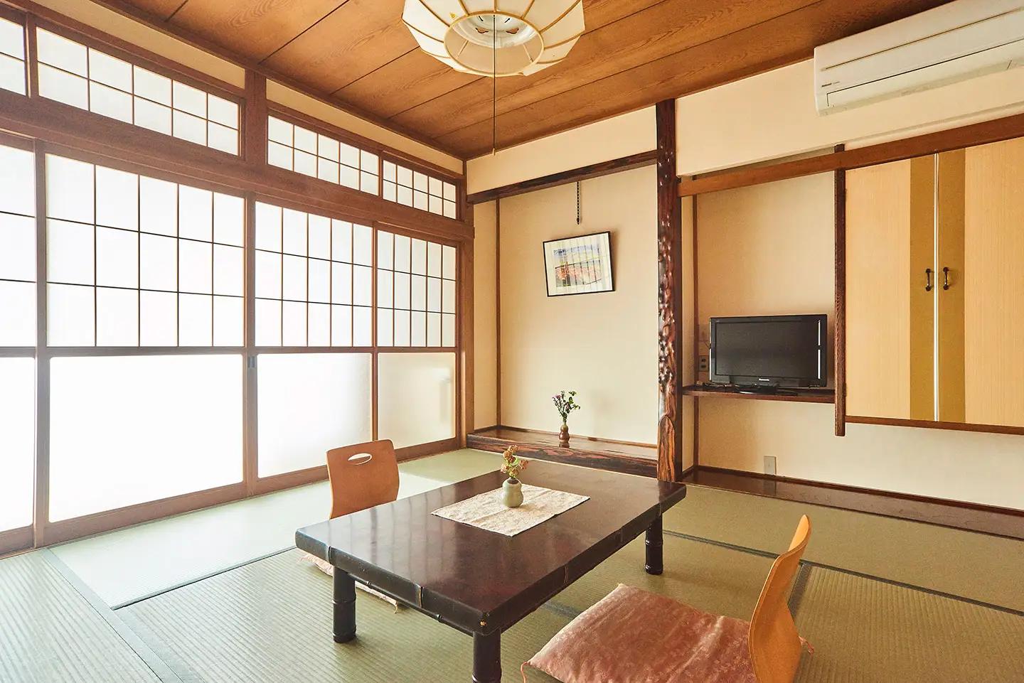 【令和7年産 コシヒカリ (精米) 10kg×湯田川温泉　つかさや旅館】旬の特産品と宿泊利用券セット