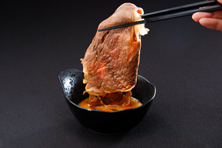 【定期便3ヶ月】合計約900g！肉匠の「厳選A5ランク」米沢牛が3ヶ月連続で届く！すき焼きしゃぶしゃぶ肉定期便（肩ロース、もも、リブロース）_B125