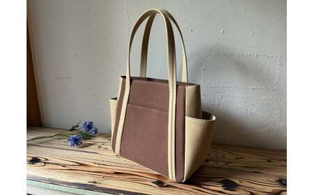 【2026年6月上旬発送開始】【 AKIRA オリジナル】【 マツコの知らない世界 で紹介されました！】 中型レディストートバッグ ダブルポケット ダークブラウン帆布×ベージュ 軽量 軽い 日本製 キ