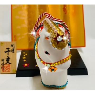 ふるさと納税 中間市 2026年干支丙午金運白馬くらくら(屏風、台座、木札付き)1点 |  | 02