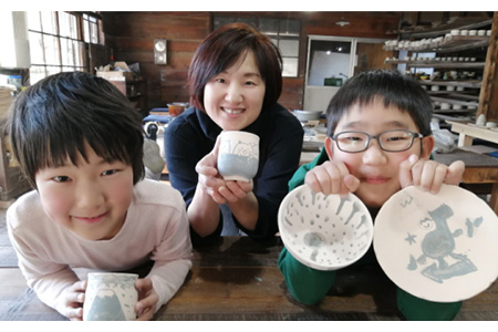 美濃焼絵付体験 チケット 3名様【角山製陶所】≪土岐市≫旅行 観光 岐阜県 トラベル 日帰り 夏休み 予約制 初心者 チケット 券 体験 サービス 陶芸体験 歴史 伝統 3人 三人 3名 三名 夫婦 