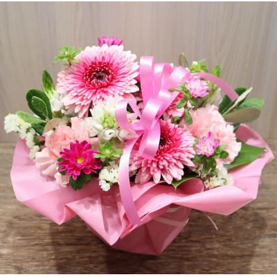 ふるさと納税 ふじみ野市 【ピンク系:ガーベラ、カーネーション+季節のお花】生花アレンジメント |  | 01