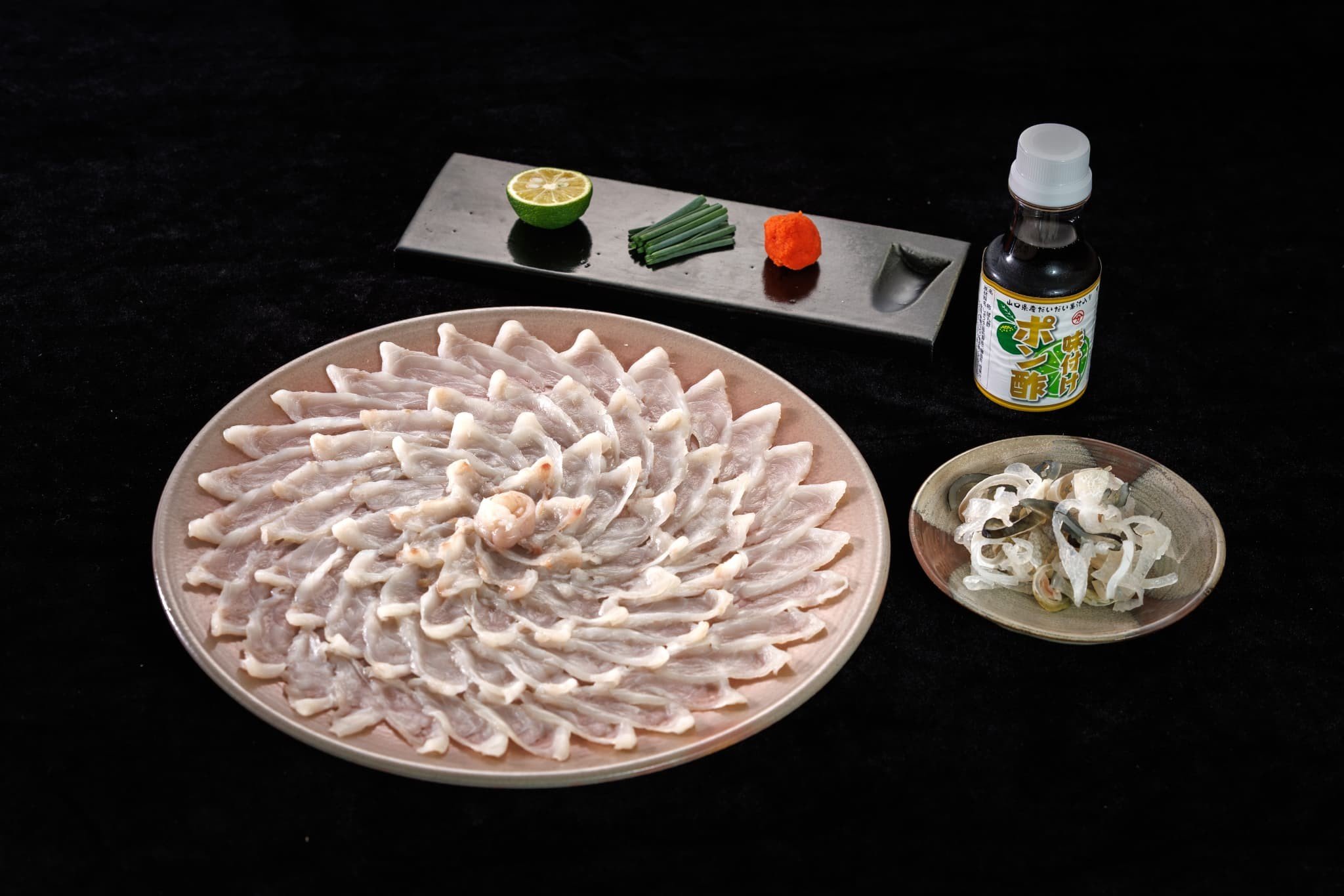 
                  A103　萩焼大皿（30ｃｍ）に咲くとらふぐ刺し
                