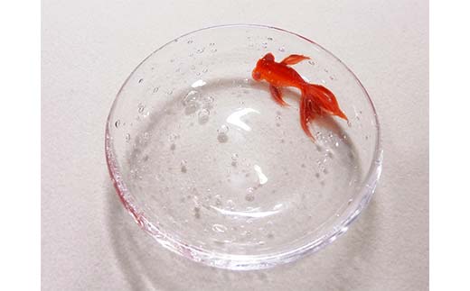 
＜ガラス作家 松尾具美＞金魚豆皿 硝子 ガラス 小皿 皿 金魚 松尾具美 贈り物 ギフト F6L-070
