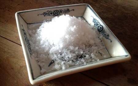 天日海塩 土佐 塩丸 白丸 お試し 30g×2袋 粗塩 粗い粒 天日塩 自然塩 海水塩 調味料 塩 小分けセット 白丸塩 振り塩 仕上げ塩 下味塩 料理用 塩 丸塩 粗粒 塩2袋 土佐の塩丸 高知 黒