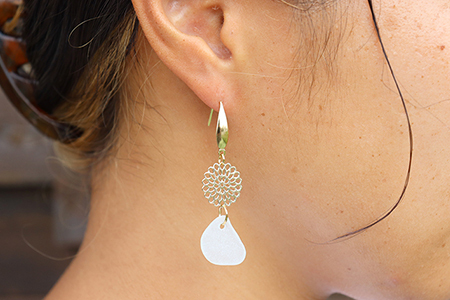 ゆらゆらシーグラスのピアス（イヤリング）：ゴールド