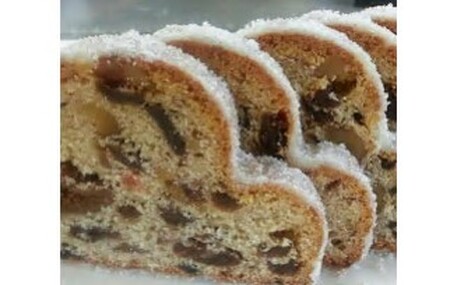 ブランデーで熟成させたドライフルーツやナッツをたっぷり練り込んだ“シュトーレン”