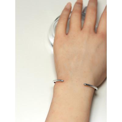 ふるさと納税 大津市 【SILVERプラチナコーティング】ダイヤモンド2粒がキラリと輝く 遊び心ある上品で可愛いバングル　 |  | 01