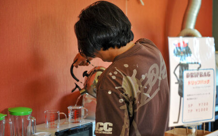 絵本画家の描いたシックな猫のイラスト★ドリップバッグコーヒー10袋ブレンド 特製ポストカード付＜自家焙煎珈琲 猫屋カフェ＞那珂川市[GAG038]