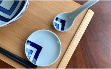 有田焼 粋な江戸紋の丼とレンゲのセット【しん窯 青花】【佐賀県陶磁器工業協同組合】食器 うつわ 器 丼ぶり 丼 レンゲ うどん ラーメン お正月 手描き 江戸紋 プレゼント ギフト 35000円 3.