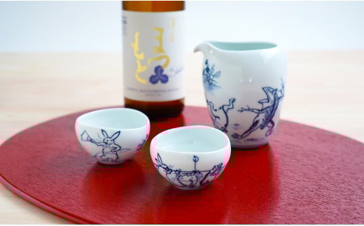 有田焼 染付鳥獣戯画・酒器セット (とっくり×1・ゆるりぐい呑み×2)よう楽庵・たかす 和食器 食器 うつわ 器 酒器 徳利 片口 ぐいのみ おちょこ 小付 ドレッシング入れ 薬味入れ 染付 手描き 鳥獣戯画 30000円 3万円 A30-247