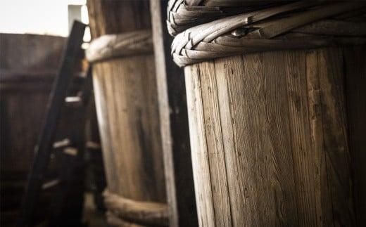 プラスティックやステンレスの桶とは異なる、「百年木桶」ならではの味わいを。創業100年以上続く、希少な木桶仕込みの伊勢藏6点セット（丸大豆醤油200ml、白醤油200ml、香るぽんず360ml、香るつ