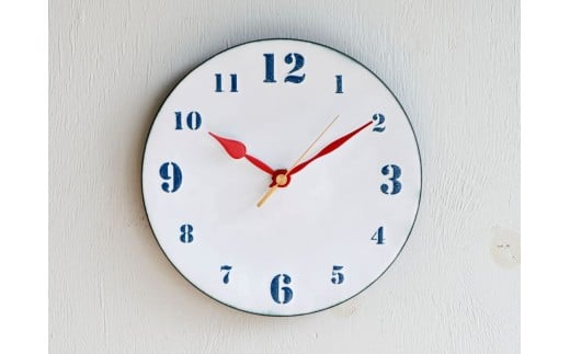 壁掛け時計 白地×青色 文字盤Ｍ | 時計 壁掛け 七宝 七宝焼き 装飾 インテリア シンプル シック デザイン 陶器 作家 電池付き アナログ クリスマス 入学祝い 結婚記念日 記念日 お祝い 誕生日 ギフト 作家 作品 手づくり Kenichi Kondo 埼玉県 北本市