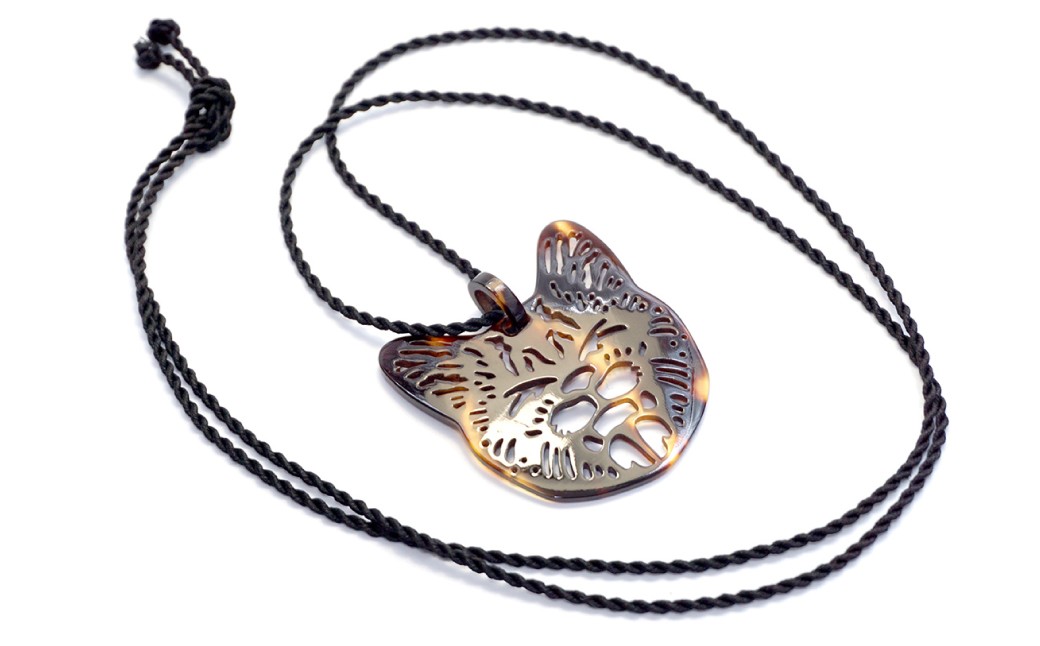 【べっ甲】あくび猫ペンダント 