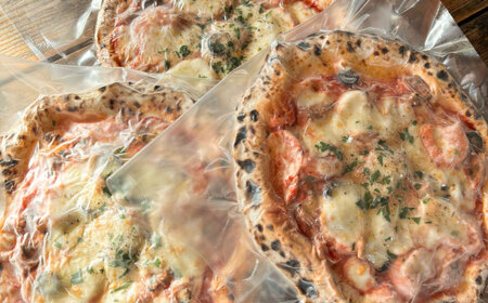 【 ナポリピッツァ専門店 が作る 薪窯焼き 冷凍 ピッツァ セット 】 カラマーロ × 3枚 計 約1.08kg【株式会社CAROTA】[BHBV003]