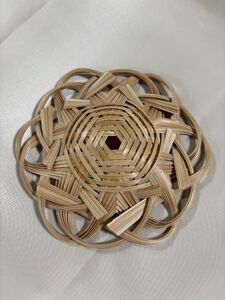 【ふるなび限定】＜竹細工 白竹 コースター ツヤあり(皮)＞手作業仕上げ 六芒星デザイン 和モダン 繊細な編みひご 自然素材の温もり【MI622】 FN-Limited