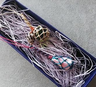 貝殻と浮き玉 マクラメ編み キーホルダー 2点セット ストラップ おまかせ ランダム 夏 海 モチーフ ハンドメイド 作家作品 根付 帯飾り ビー玉 小物 雑貨 ギフト 贈り物 プレゼント【R0116