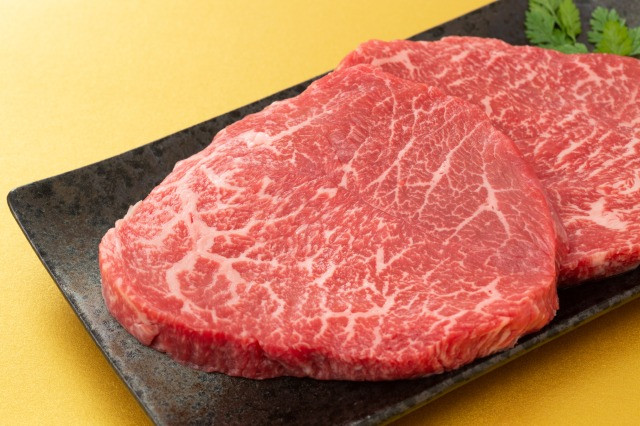 
【近江牛ステーキ用(モモ4枚)】肉 牛肉 ステーキ ブランド牛 三大和牛 和牛 黒毛和牛 国産 バーベキュー 贈り物 ギフト プレゼント 冷凍 滋賀県 竜王 ふるさと納税
