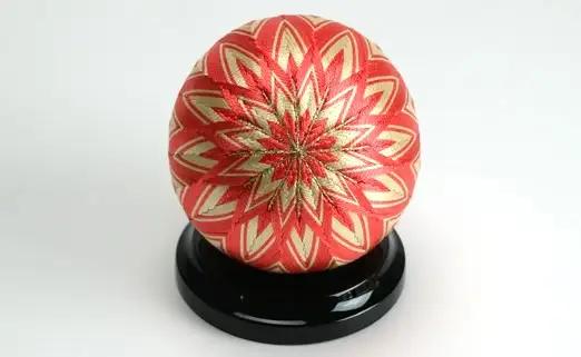【加賀花てまり】（ぼたん）花てまり・大［黒塗台］